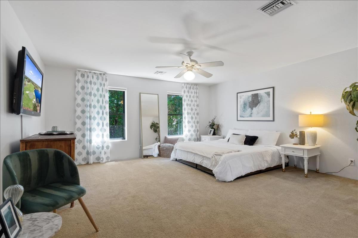 5 Bedroom 4 Bath Boutique Premium Location + Heated Pool Option Holiday home Glendale