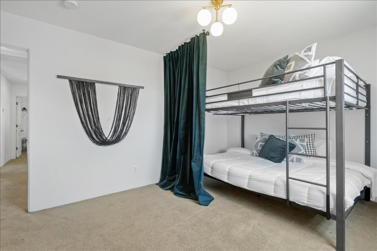 Holiday home 5 Bedroom 4 Bath Boutique Premium Location + Heated Pool Option Glendale